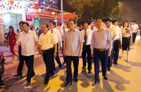 Các đại biểu tham quan tuyến phố ẩm thực trên đường Nguyễn Du, TP. Việt Trì, Phú Thọ